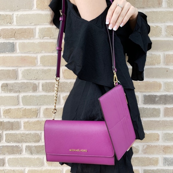 Michael Kors Handbags - 💕Michael kors crossbody &free clutch insert